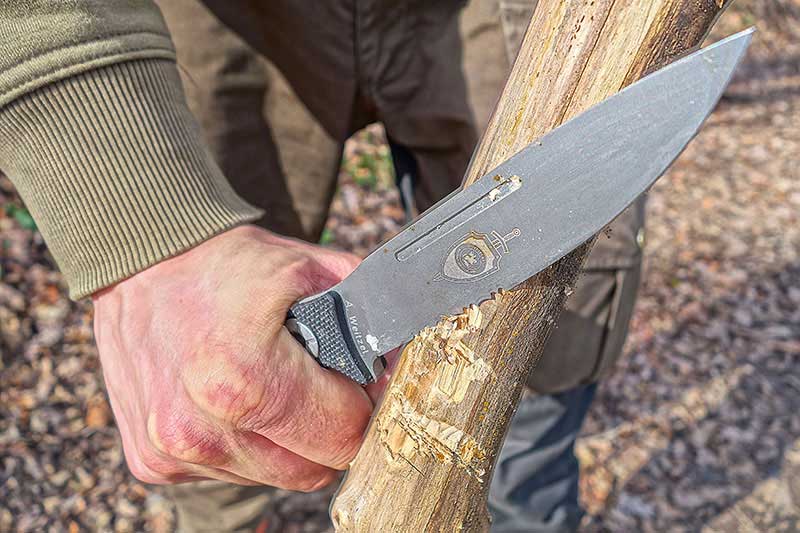 Zur Ausrüstung gehört ein Survivalmesser.