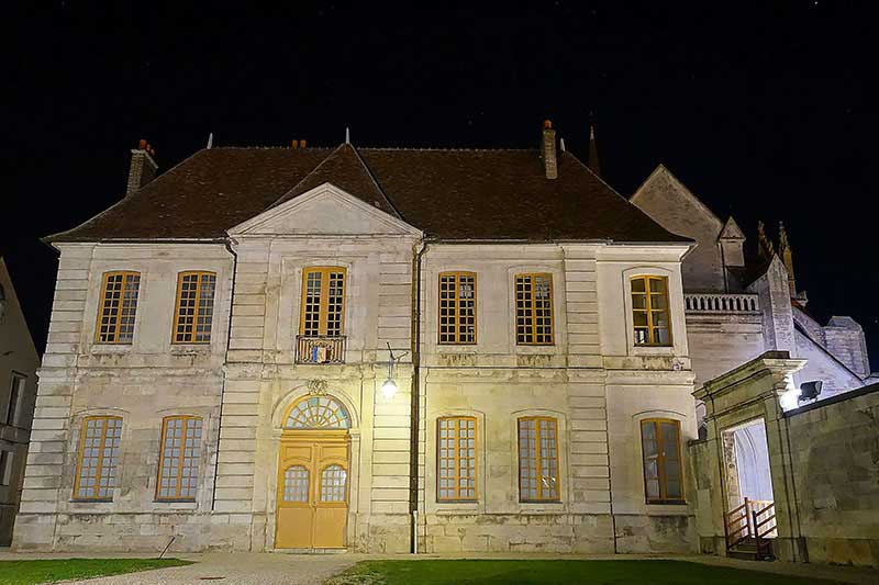 Ein Chateau in Auxerre bei Nacht