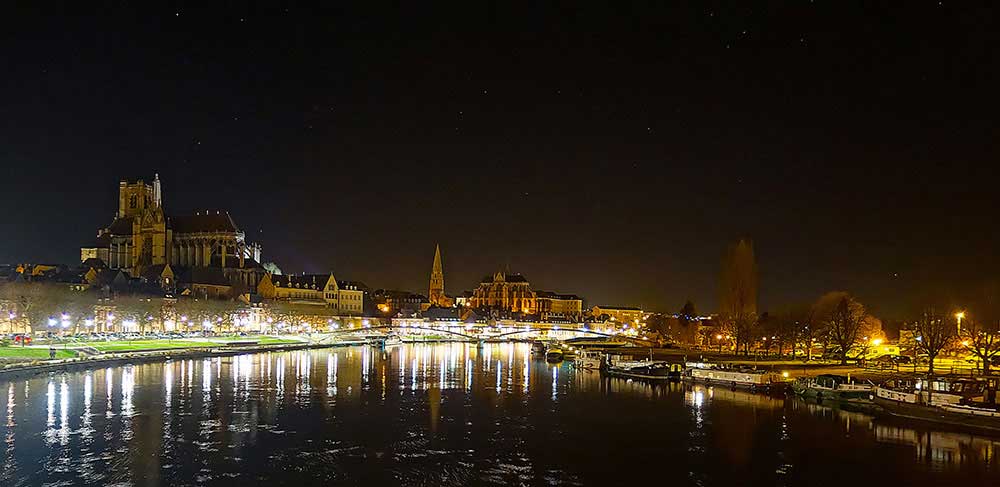 Auxerre bei Nacht: Blick über die Yonne