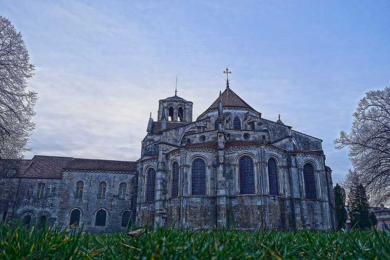 Erster Blick auf die Basilika von Vézeley