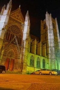 Schön beleuchtete Kathedrale in Auxerre