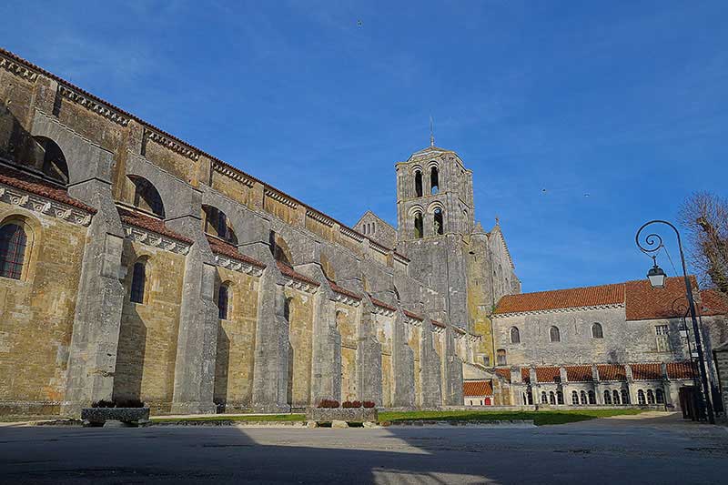 Der Platz neben der Kirche - Vézelay