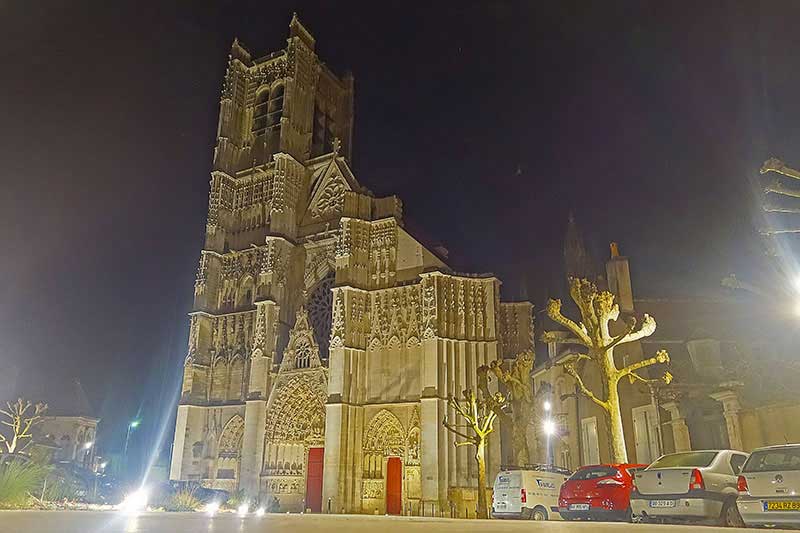 Nachts ist die Kathedrale besonders beeindruckend
