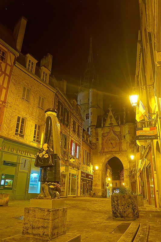 Nachtspaziergang in der Innenstadt von Auxerre