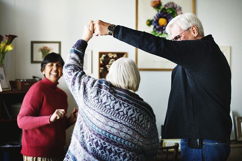 Altenheime im Vergleich: Tanzende Rentner im Altenheim