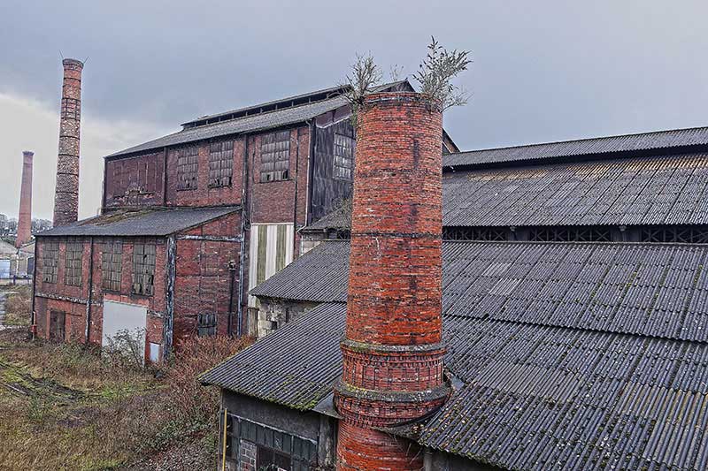 Verlassene Fabrikgebäude prägen das Bild der Stadt.
