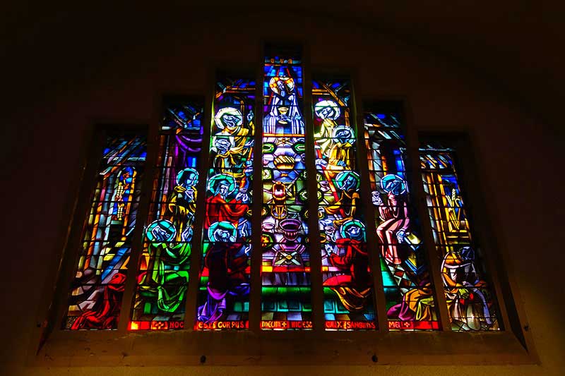 Kunstvolles Kirchenfenster in Limoges.