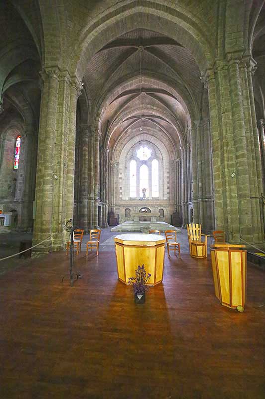 Blick vom Altar in die Kirche von La Souterraine
