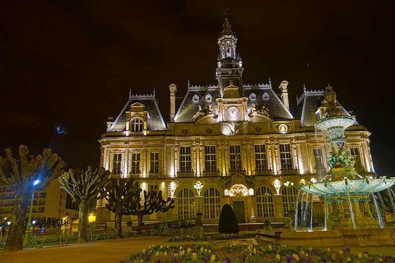 Das Rathaus von Limoges bei Nacht