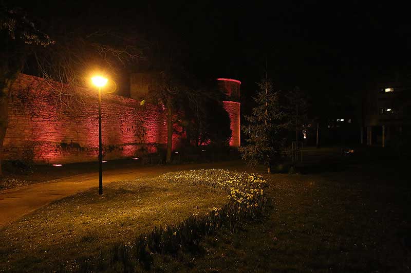 Der Schlosspark von Nevers bei Nacht.