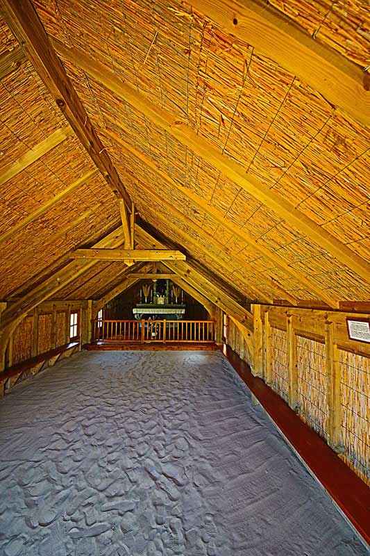 Die Kapelle ist rein aus Reisblättern erbaut.