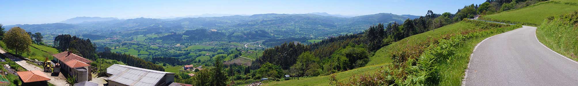 Panorama-Blick über die bergige Küstenlandschaft von Asturgien