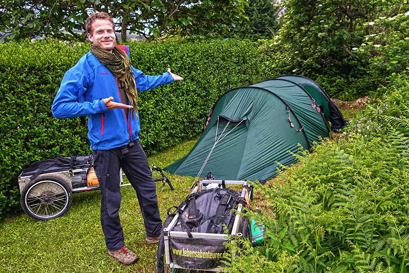 Eine offene, einladende Haltung kann Wunder wirken, wenn man beim Wildcampen erwischt wird.