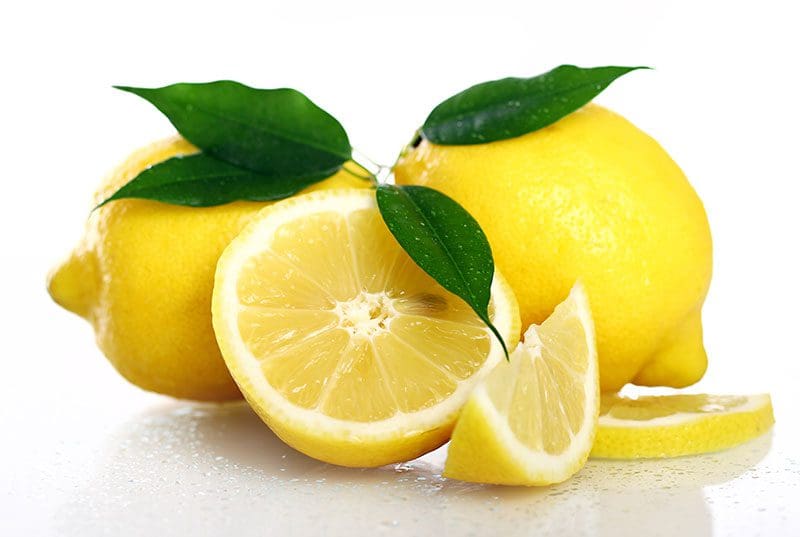 Zahnstein selbst entfernen: Frische Zitronen helfen beim Lösen des Zahnsteins
