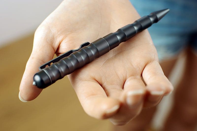Ein handlicher Tactical Pen oder ein Kugelschreiber sind weitere EDC-Gegenstände.