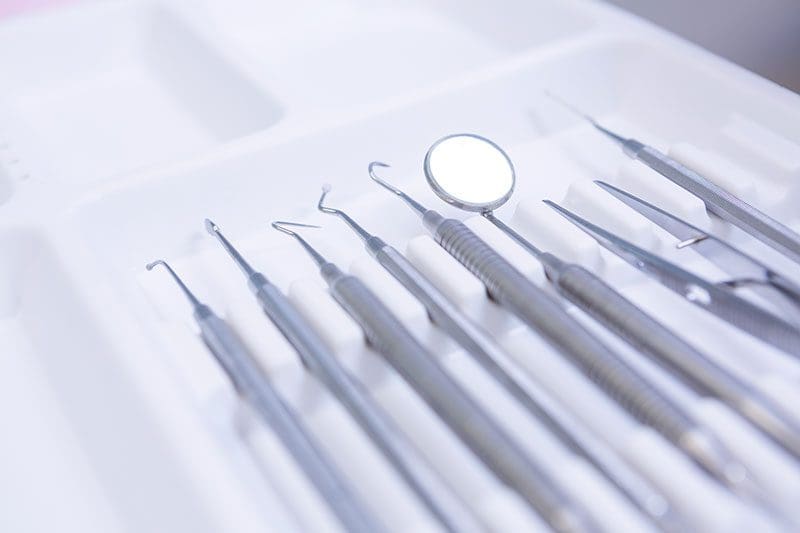 Zahnstein selbst entfernen: Das passende Zahnbesteck