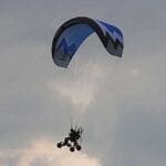 paraglider mit flugzeugmotor