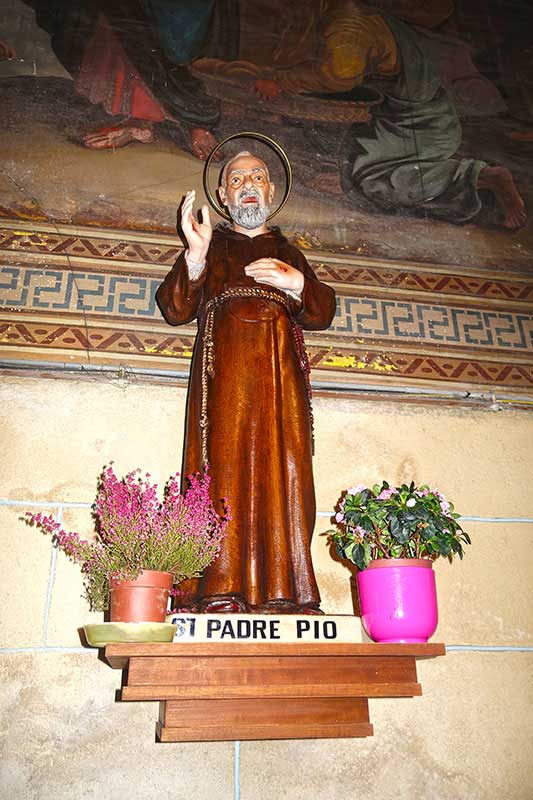 Die Figur von Padre Pio der ein Pilger war.