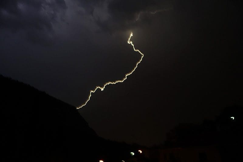 Ein Gewitter in den Bergen ist ein wunderschönes Naturereignis