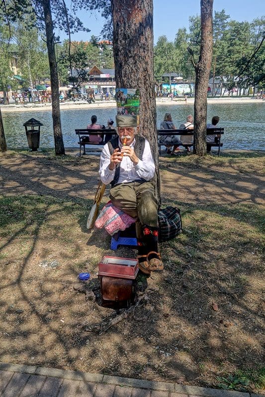 Ein Flötenspieler mit seiner Tracht in Serbien