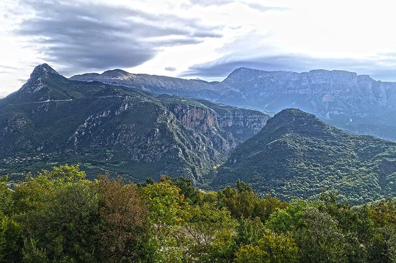 Ein traumhafter Ausblick auf die Berge in Griechenland