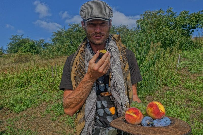 Survivalprofi Heiko Gärtner probiert verschiedene Wildfrüchte