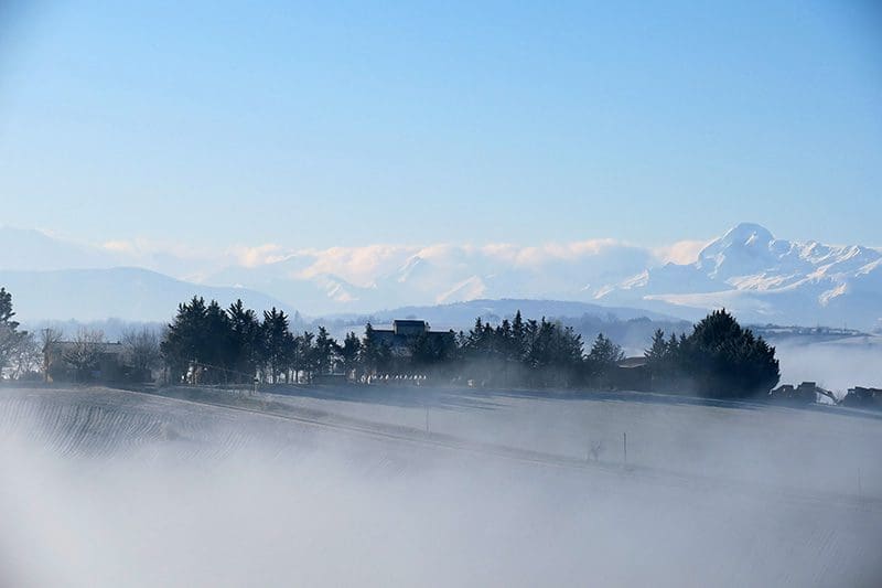 Diese Berge im Nebel sind nur eines der vielen Naturschauspiele, die man beim Weltreise Machen ohne Geld erleben kann.