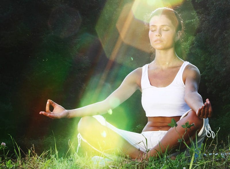 Meditation ist eines der besten Glückshormon Workouts die man sich gönnen kann. Ausgeglichenheit und Ruhe sind dadurch vorprogrammiert.