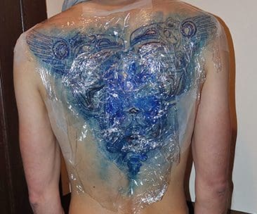 Nach dem Stechen wird das Tattoo mit Fettcreme eingerieben und mit einer Klarsichtfolie abgedeckt.