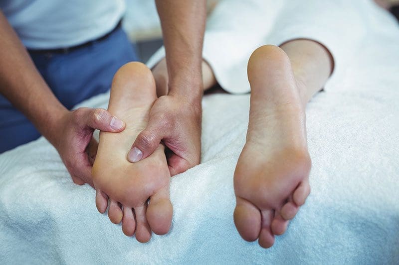 Eine professionelle Fußreflexzonenmassage in einer Praxis kann man ab ca. 30 € die Stunde buchen.