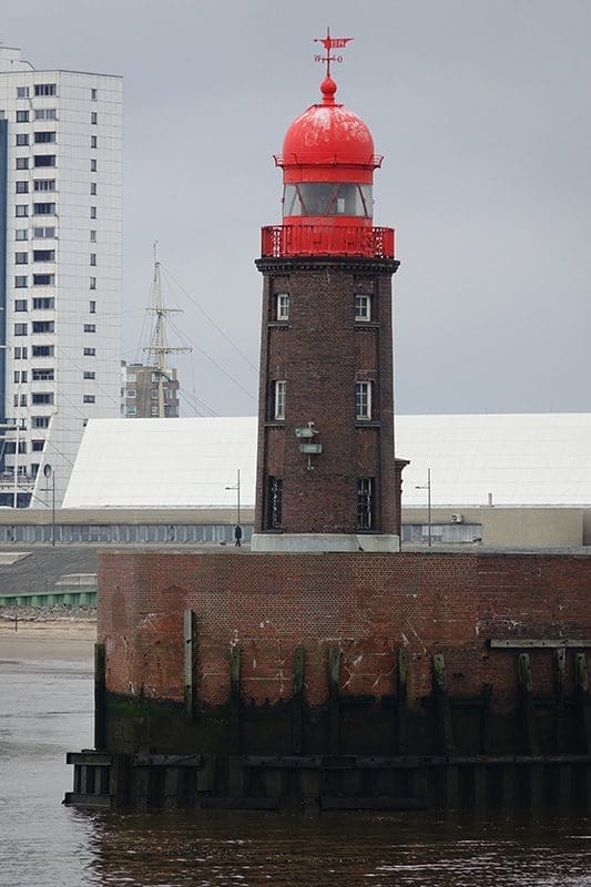 Ein kleiner Leuchtturm an der Hafeneinfahrt von Bremerhaven
