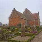 Friedhof und Kirche in Dänemark