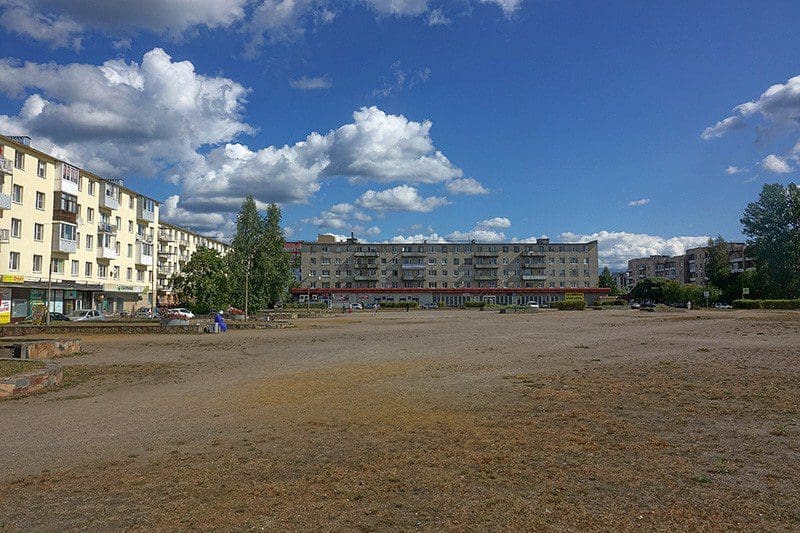 Ein russischer Platz mitten in der Stadt Swetogorsk