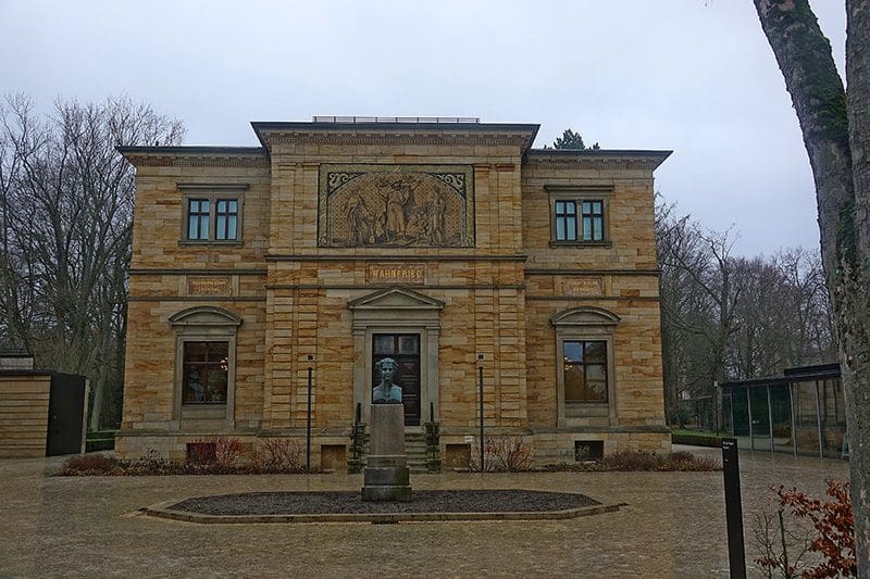 Ein Junge im Schlosspark von Bayreuth träumt davon autark zu leben.