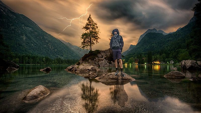 Der Survival Experte Heiko Gärtner beobachtet das Wetter