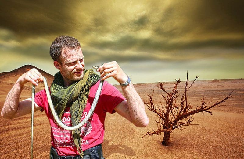 Survival Experte Umgang mit giftigen Schlangen