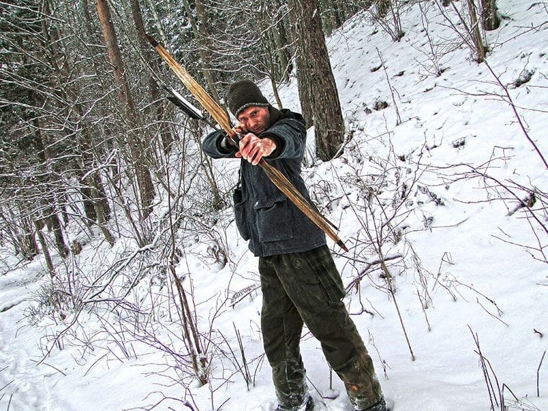 Survivallehrer Heiko Gärtner beim Jagen und Fährtenlesen