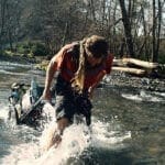 Survival Experte und Überlebenskünstler Heiko Gärtner bei einer Flussdurchquerung