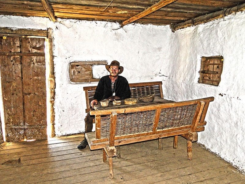 Wie baut man ein einfaches Haus aus Lehm und anderen Naturmaterialien. Survival Experten Wissen ist vielseitig: Wie baut man ein einfaches Haus aus Lehm und anderen Naturmaterialien.