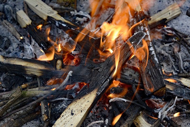 Eine Methode des Löschens ist es, das Lagerfeuer einfach ausgehen zu lassen.