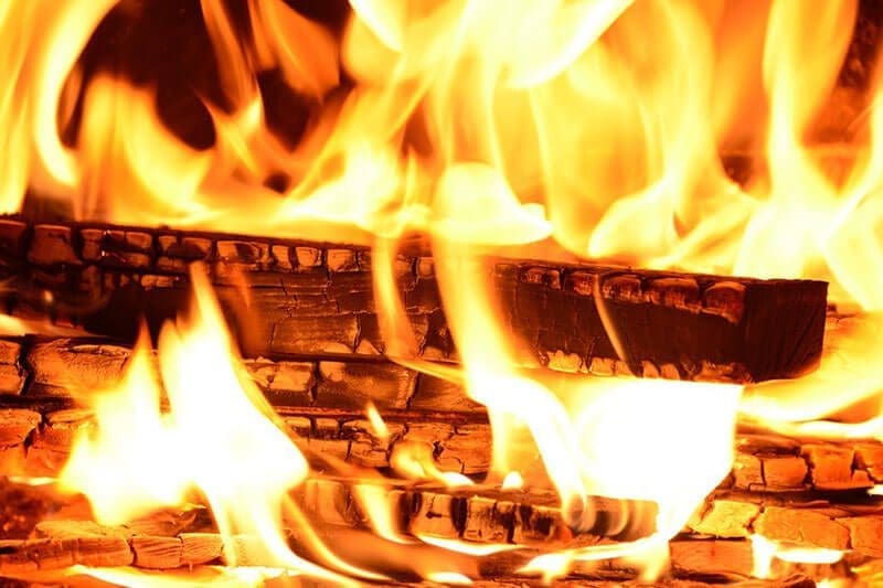 Feuer ist eine chemische Reaktion bei der ein Stoff unter Hitze- und Lichtentwicklung mit Sauerstoff reagiert.