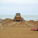 Künstlicher Strandaufbau vor Saisonbeginn