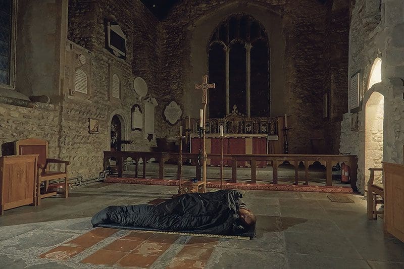 Franz Bujor beim Übernachten in einer englischen Kirche