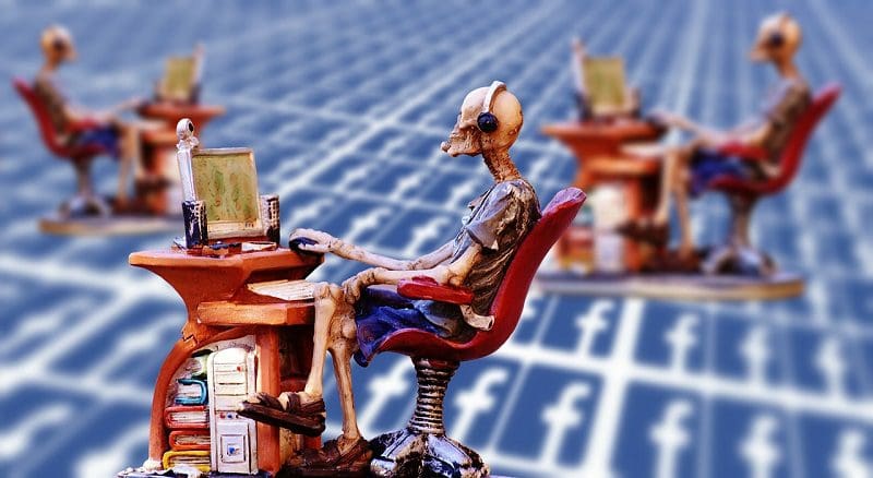 Durch unsere Social Media Versessenheit entstehen in ärmeren Ländern sogar Klicksklaven Durch unsere Social Media Versessenheit entstehen in ärmeren Ländern sogar Klicksklaven