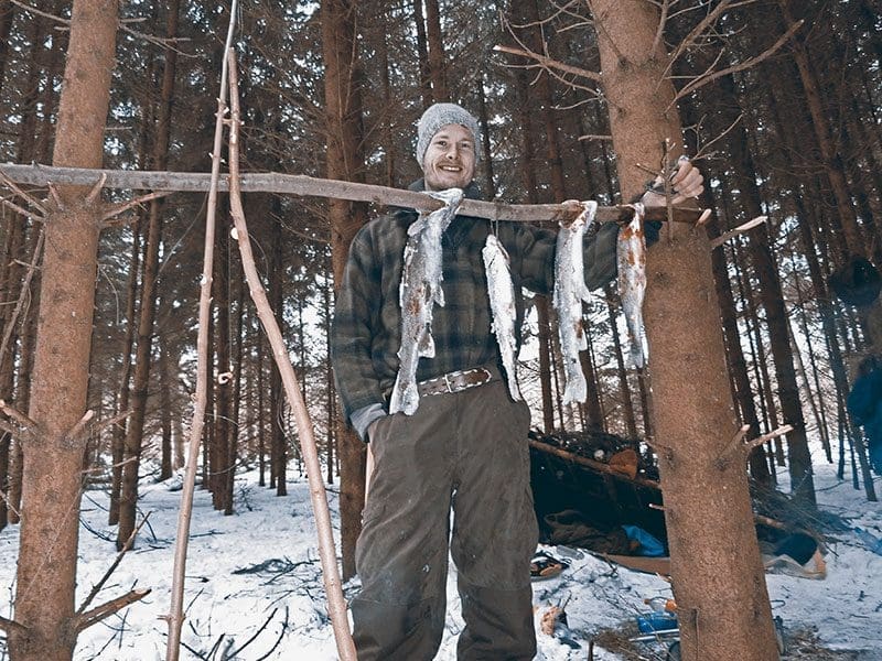 Survivaltrainer Heiko Gärtner trocknet Fisch im Winter als Notnahrung um in der Wildnis überleben zu können.