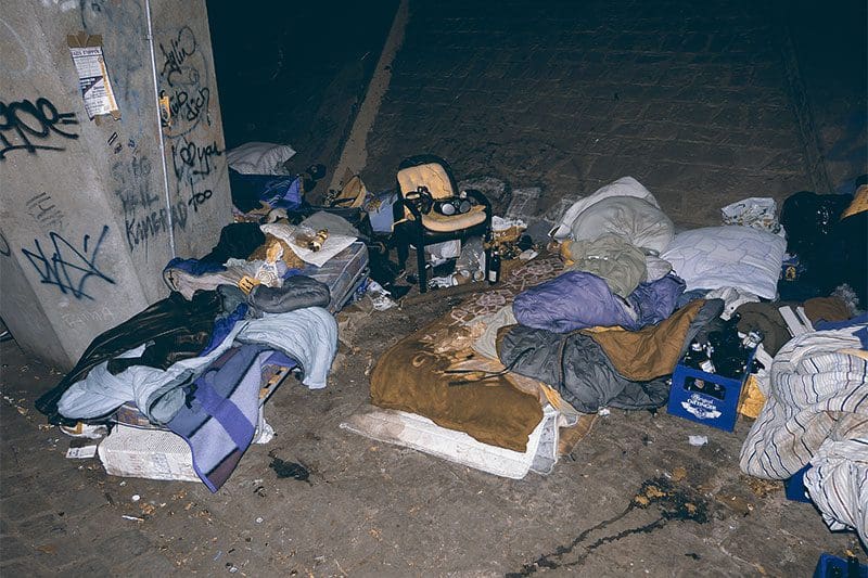 Nachtlager für Obdachlose unter einer Brücke