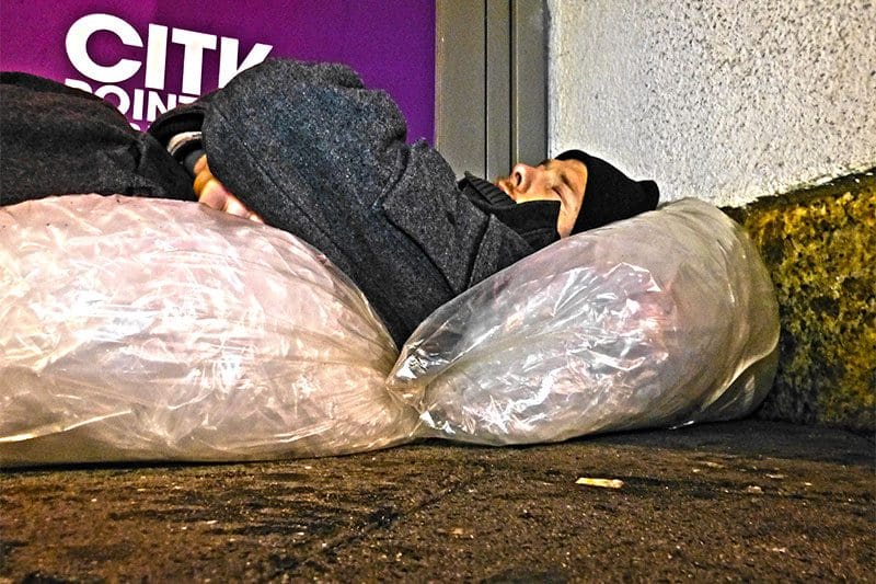 Platte machen Obdachloser auf der Straße im Winter
