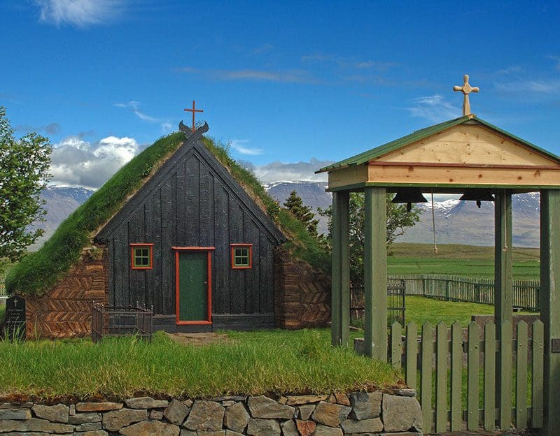 Eine Torfkirche in Island