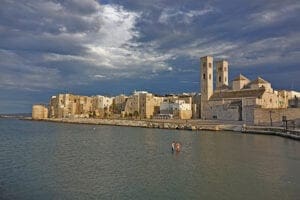 Blick über den Hafen auf die Altstadt von Molfetta