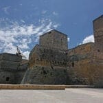 Eine Taube vor der Festung von Bari